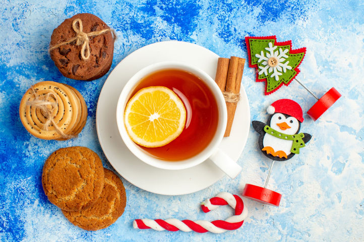 en kopp te med en kjeks og en kjeks