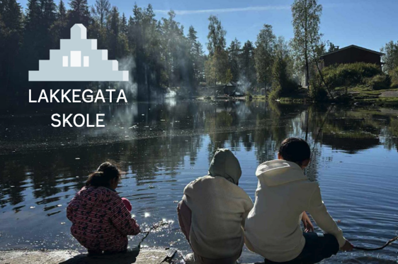 en gruppe mennesker som sitter på en brygge og ser på en innsjø